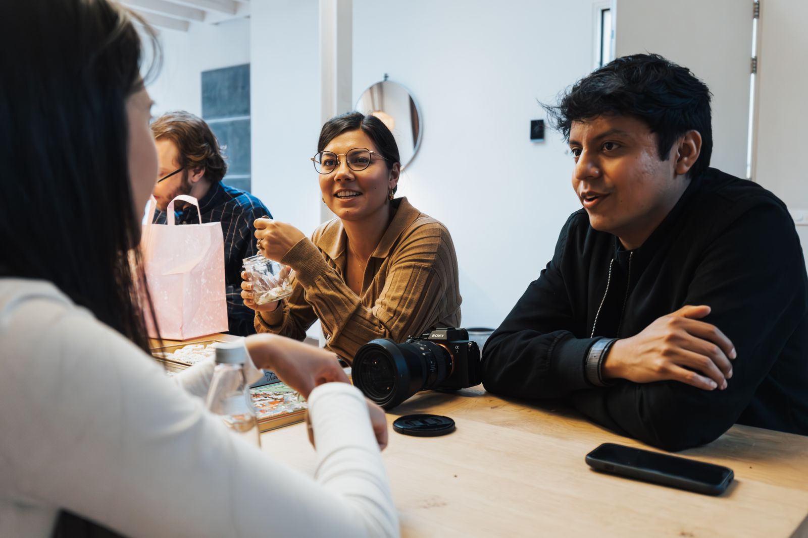 Menschen im Gespräch an einem Tisch – Symbolbild