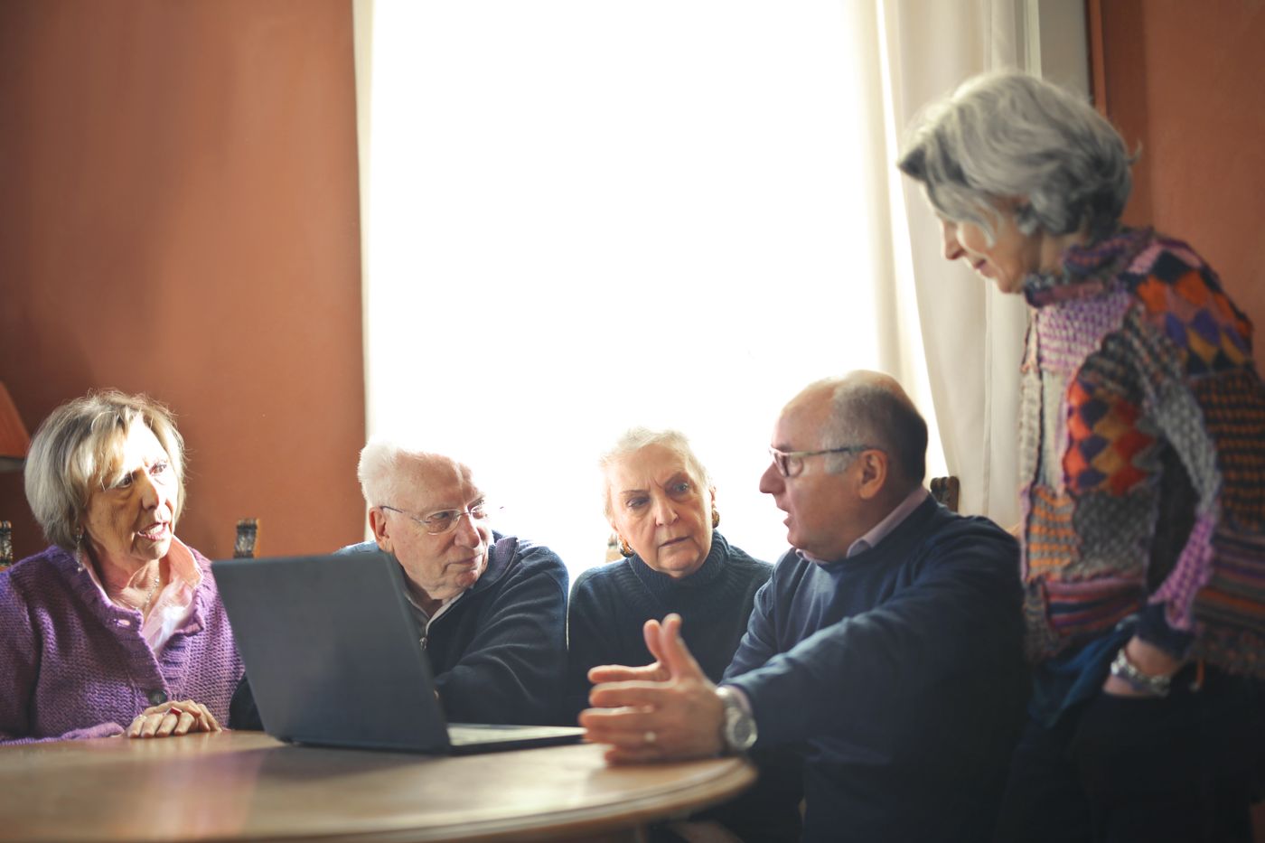 Eine Gruppe lernt gemeinsam am Laptop – Symbolbild